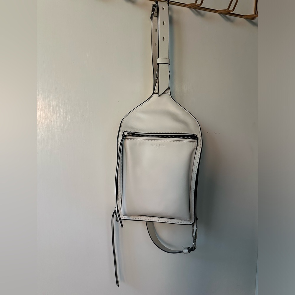 Elliot Sling Pack Smooth Leather  Medium Crossbody